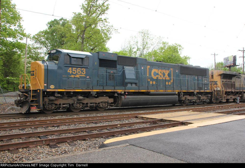 CSX 4563 on X404